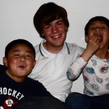 Kim mit seinem kleiner Bruder (links) und dessen bester Freund