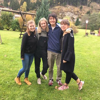 Martín mit Gastschwester und Freundinnen