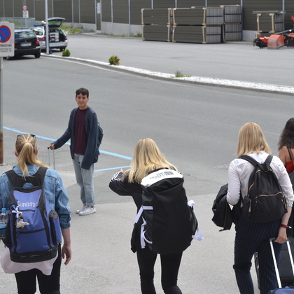 Martín mit anderen AustauschschülerInnen am Weg zum YFU-Seminar
