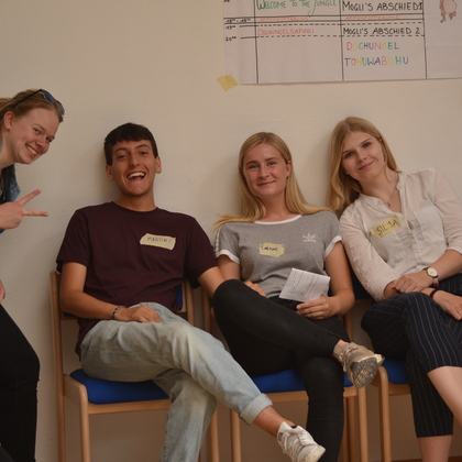 Martín mit anderen Austauschschülerinnen beim YFU Re-Entry-Seminar