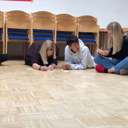 Martín mit anderen Austauschschülerinnen beim YFU Re-Entry-Seminar