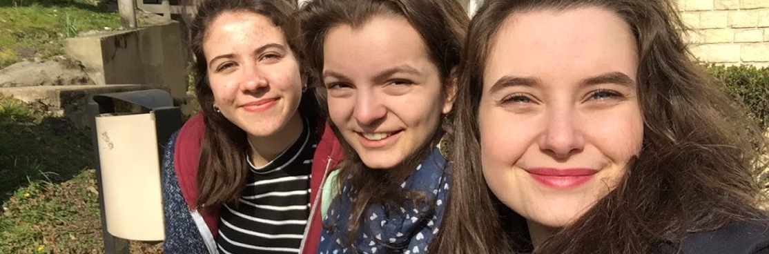 Mit meinen Freundinnen Camille und Marie während einer Lernpause. Unsere Schule hatte einen großen grünen Hof.