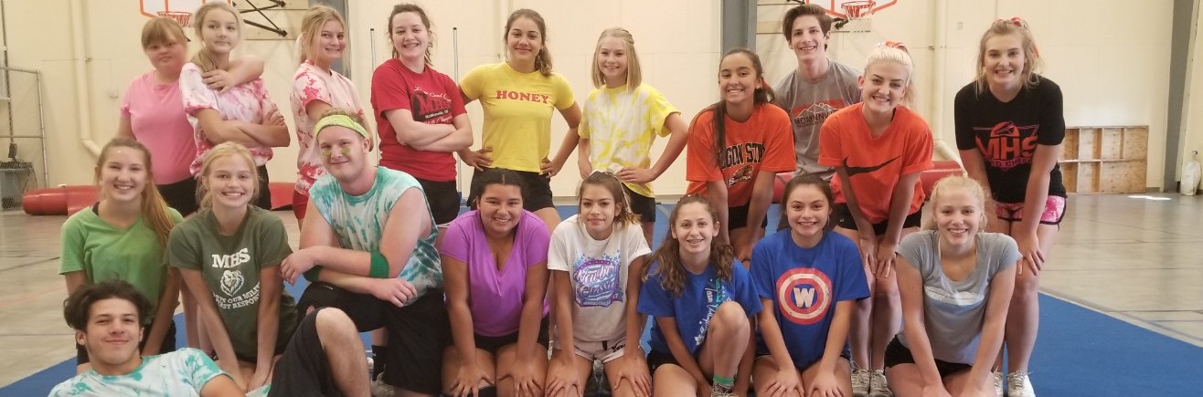 Wir als Cheerleading Team an meiner High School beim Training.