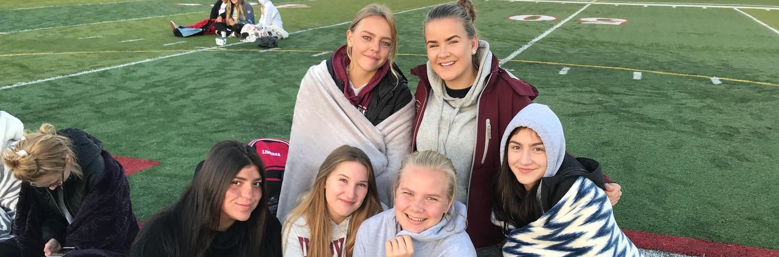 "Senior Sunrise" passiert in den ersten Tagen nach Schulbeginn: Ich sitze mit meinen Freundinnen gemeinsam mit allen Seniors am Football Feld und wir sehen die Sonne für unser letztes Schuljahr aufgehen.