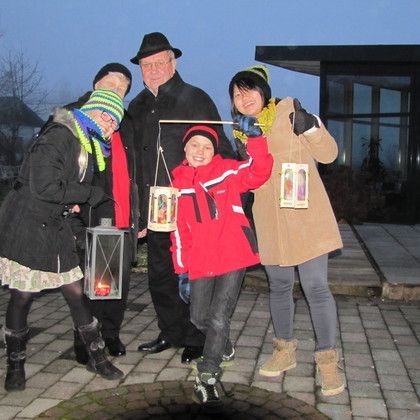 Die Familie beim Laternenlaufen