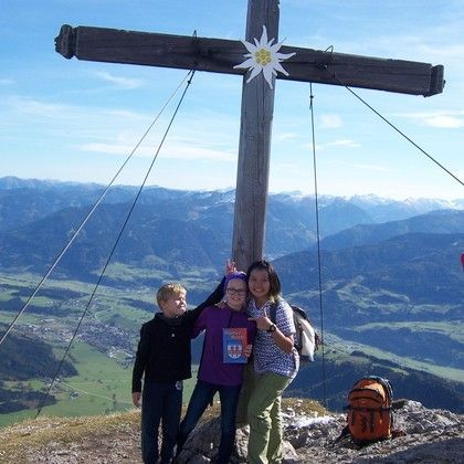 Die Kinder am Gipfelkreuz