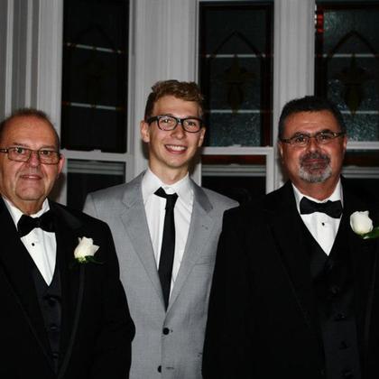 Auf diesem Bild bin ich mit meinen Gasteltern zu sehen.