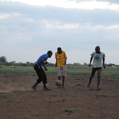 Während meines Austauschjahres mit YFU in Südafrika verbrachte ich einen Kurzaustausch (Culture Tour) an einem entlegenen Ort des Landes. Mein temporärer (Culture Tour) Gastbruder (re.) in Mpumalanga, einer Provinz im Nordosten des Landes, beim Fußballspielen.