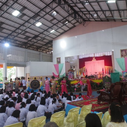  Die Vormittagsfeierlichkeiten in der Großen Halle für den "Thai Language Day". Dafür wurde die Halle sehr hübsch geschmückt und viele Schüler haben die traditionelle thailändische Tracht getragen. Was genau gesagt wurde habe ich damals noch nicht verstanden, aber speziell an meiner Schule werden sehr viele sehr sehr aufwendig organisierte Feste gefeiert, das größte davon das Sportfest, das drei Tage dauert.