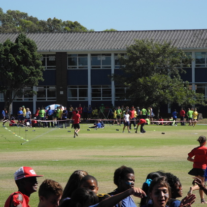 Interhouse Games: die verschiedenen 'Häuser'-Teams der Schule, in die man eingeteilt wird wenn man der Schule beitritt, treten einige Male im Jahr gegeneinander an.