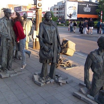 Ein besonders schönes Denkmal in Breslau: Auf der einen Straßenseite gehen die Figuren in den Boden rein und kommen auf der anderen Seite wieder raus. 