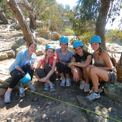 Vom Fach 'Outdoor Education' aus sind wir oft ein paar Tage campen gefahren und haben tagsüber Dinge unternommen wie 'canoeing', 'caving'... und das sind meine Freundinnen und ich in unserer 'rockclimbing-gear' :D