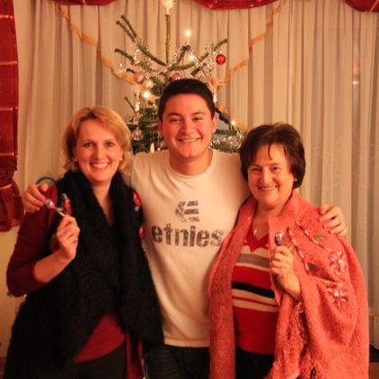 Weihnachten mit Jorge, Gastmama und Gastoma mit den mexikanischen Umhängen die wir von Jorges Eltern bekommen haben