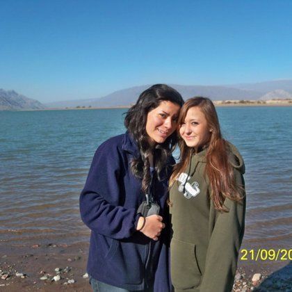 Ich lernte meine beste Freundin Eva bereits sehr früh in meinem Austauschjahr kennen. Im Foto seht ihr uns beide am Strand.